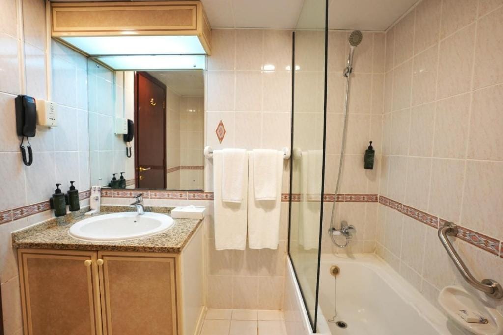 Deluxe Studio Bathroom