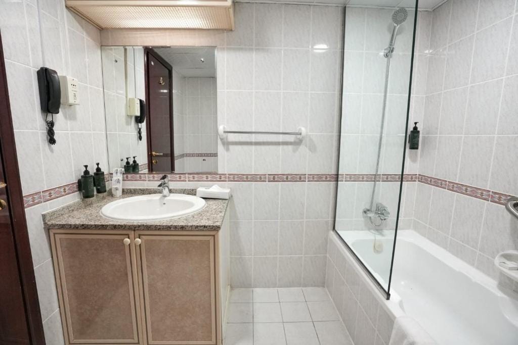 Exec. One-Bedroom Suite bathroom