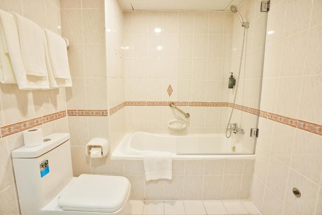 Executive-Studio bathroom